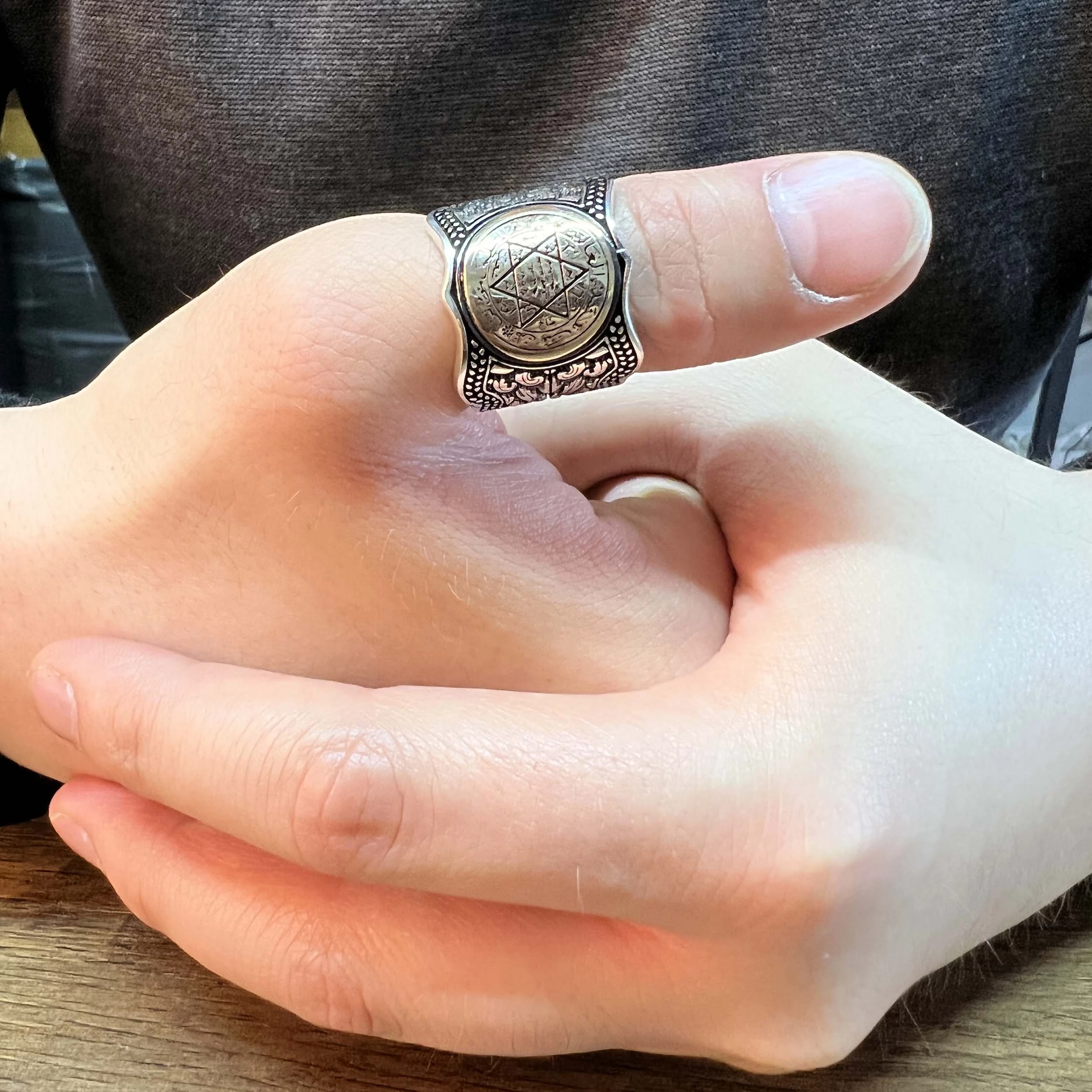 Bague Tête De Mort Homme Signification Quelle est la signification de porter une bague au pouce ?
