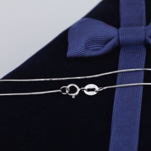 Collier fin ras de cou