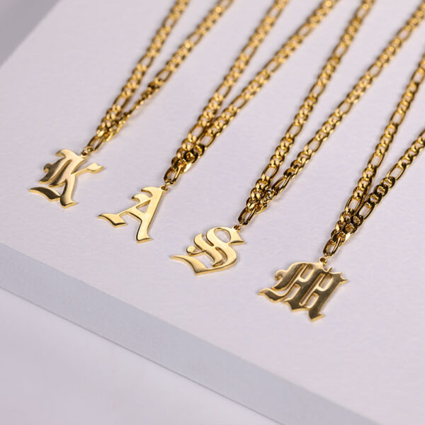 Pendentif lettre gothique