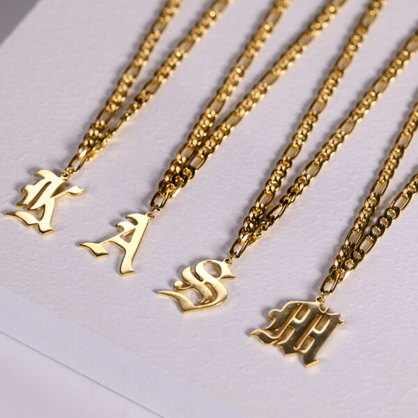 Pendentif lettre gothique