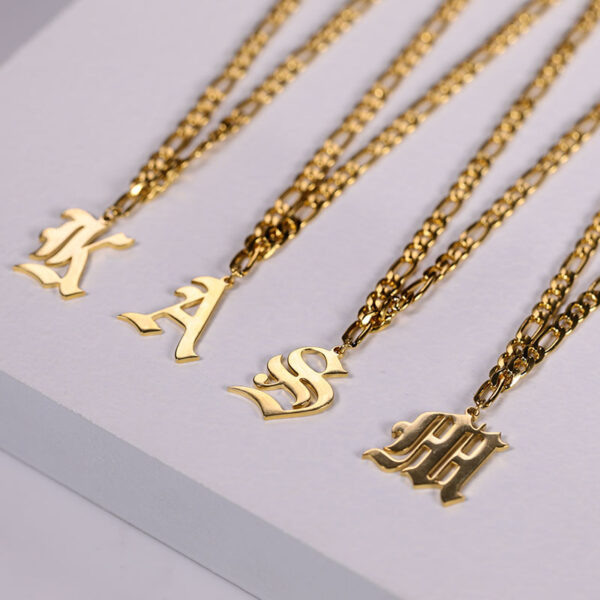 Pendentif lettre gothique