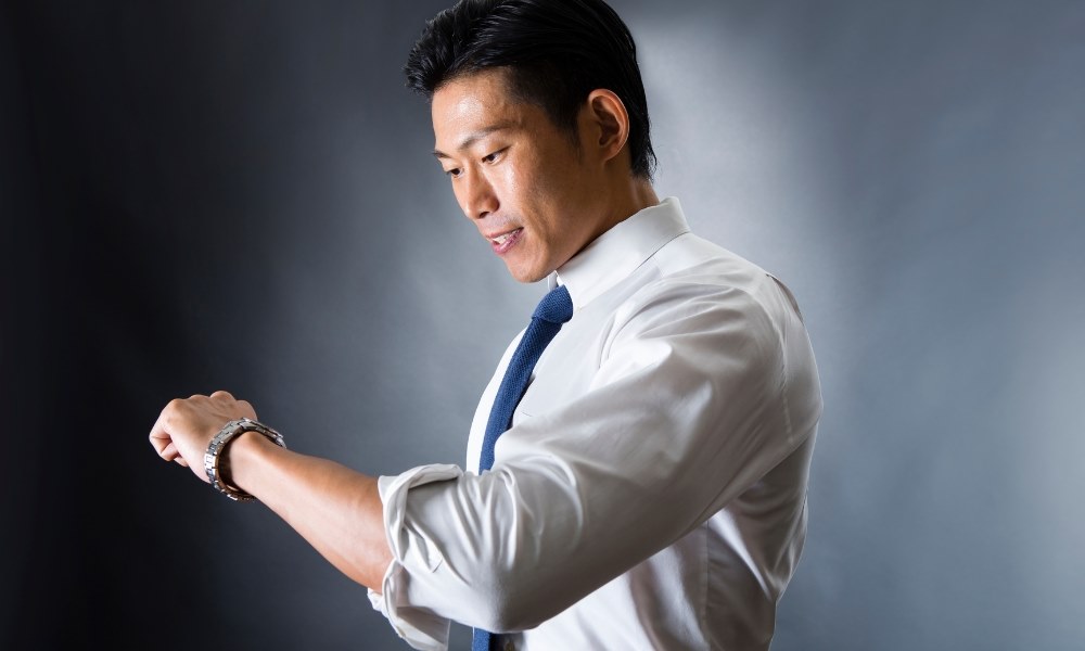 Un homme portant une montre conforme à sa tenue décontractée
