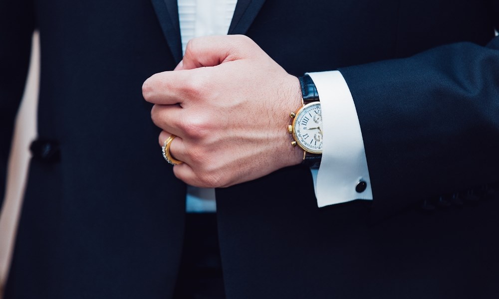 Un homme portant une montre avec un bracelet en cuir
