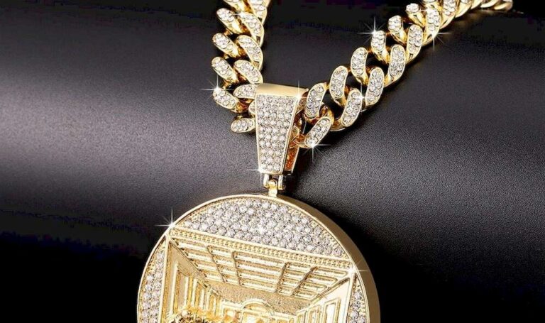 Chaîne autour du cou homme signification : symbolique et styles à adopter