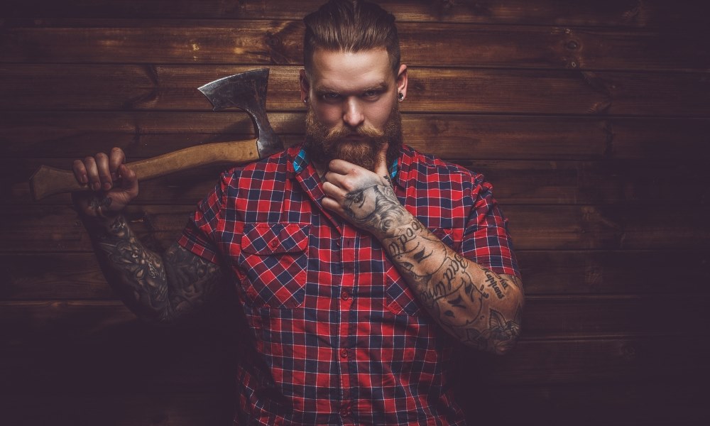 Un homme avec tatouage bague
