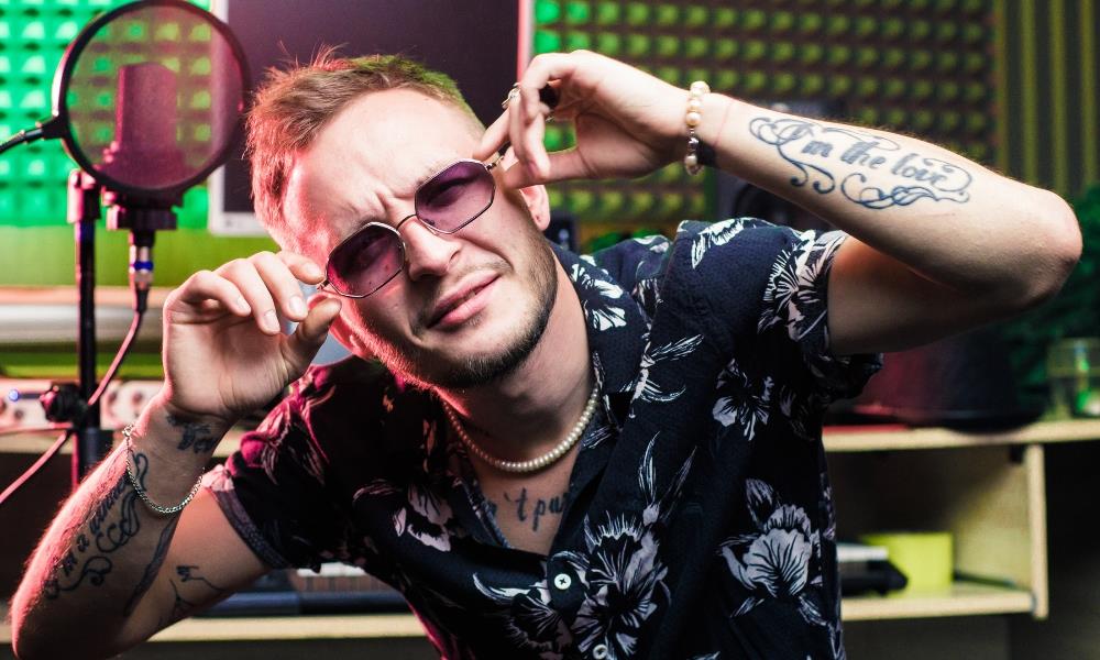 Un homme avec tatouage bague