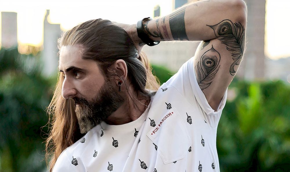 Un homme avec tatouage bague