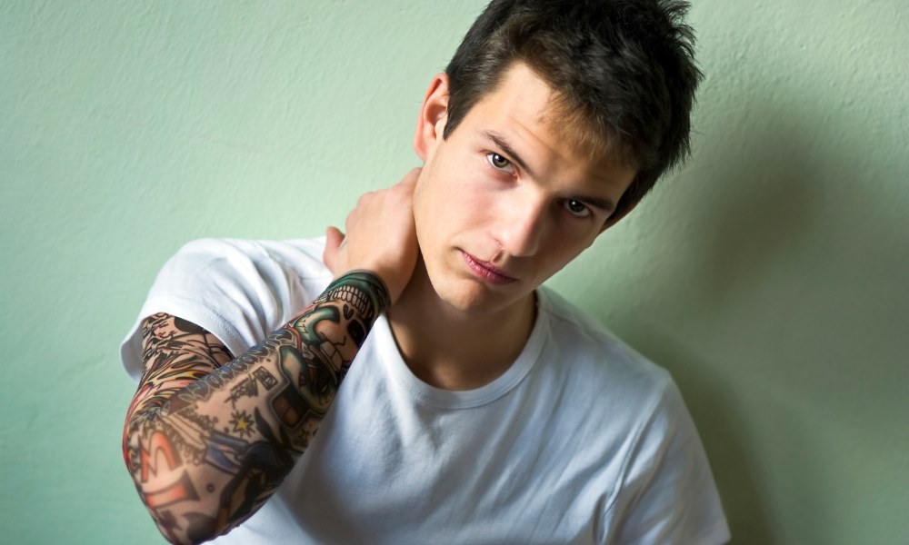 Un homme avec tatouage bague